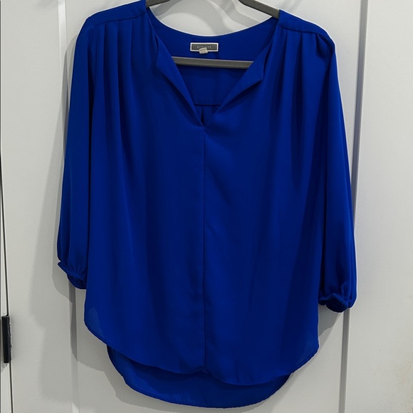 Pleione Tops - Pleione royal blue roll 3/4 sleeve V-neck round hem blouse |Size small